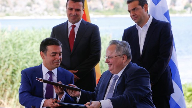 Историческо: Гърция и Македония подписаха договора за името (ВИДЕО)