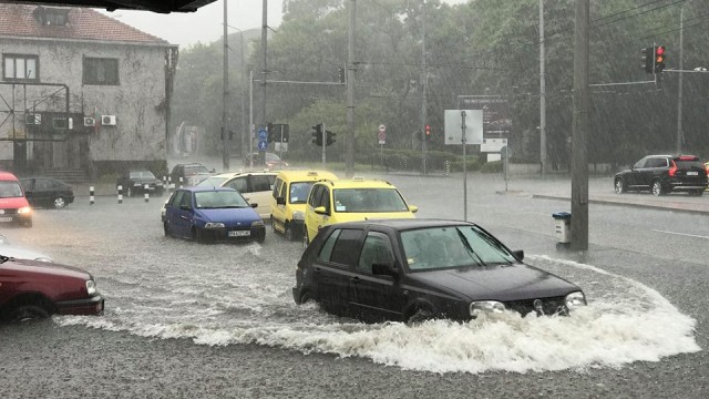 Поройният дъжд превърна Бургас във Венеция (СНИМКИ)