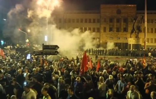 Бой в Скопие, демонстранти хвърляха камъни и бутилки по полицаи пред парламента