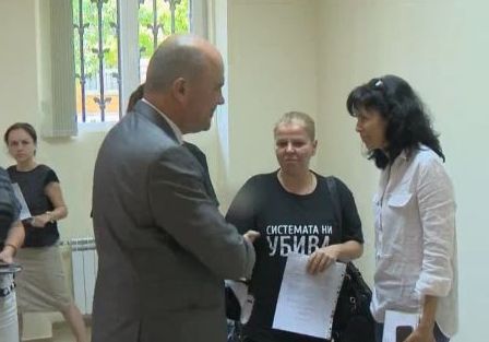 Бисер Петков ще преговоря с протестиращите майки, палатките в София и Бургас остават