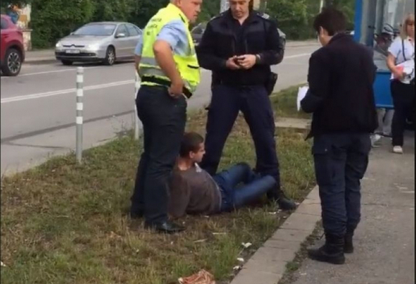 Брутален арест! Ченгета свалиха младеж от автобус и го повалиха на земята (ВИДЕО)