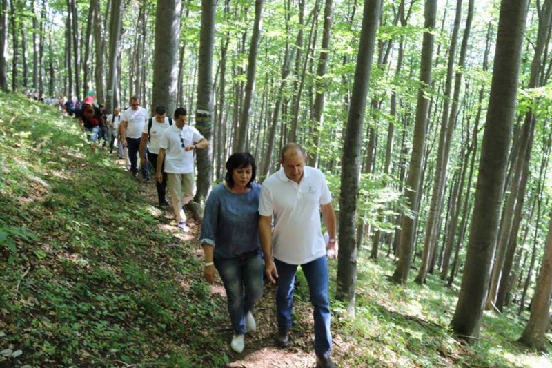 В кой лагер е президентът? Първа негова похвала за Борисов, след това на разходка в гората с Нинова