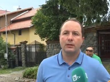 Порой отнесе асфалта от улица в Бистрица, а кметът обвини имотната мафия за бедствието