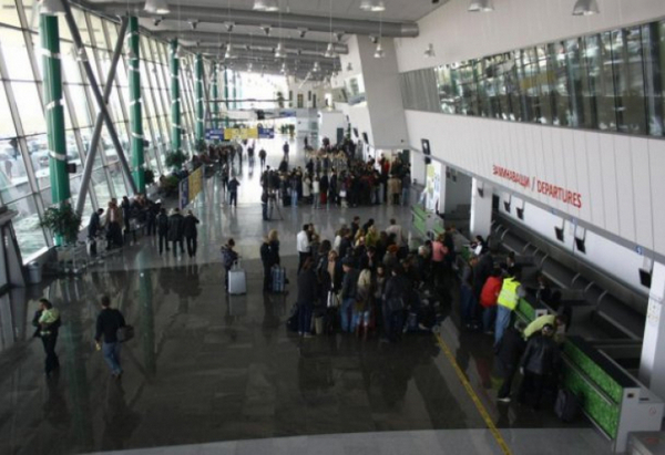 Премеждие! Мълния удари самолет на "Райънеър" на летището, 100 пътници в капан