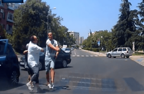 Бургазлии размениха ритници и юмруци на пешеходна пътека в ж.к. „Изгрев“ (ВИДЕО)