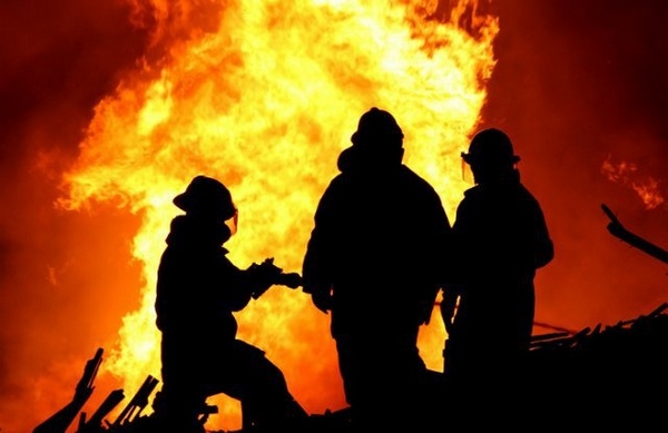Огнен ад край Средец! 3 пожарни едва успяха да изгасят училище