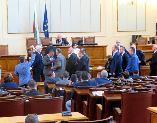 Скандал между БСП и „Обединените патриоти” спря заседанието на парламента