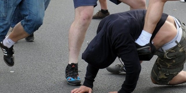 Брутална агресия! Двама тийнейджъри се млатиха до кръв, единият е в болница