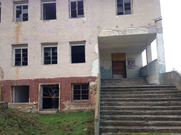 Спомени от соца: Какво остана от казармите в село Звездец (СНИМКИ)