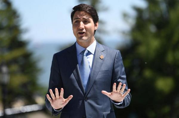 Глобиха канадския премиер, „скрил си“ чифт слънчеви очила