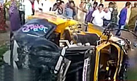 Сблъсък между автобус и рикша уби 9 души