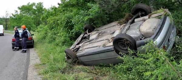 Бургаско ауди се преобърна по тавана и изхвърча от пътя край с. Маринка