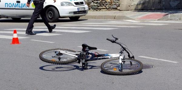 Петнайсетгодишен колоездач се заби в автомобил в Бургас