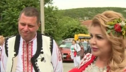 Патриоти отпразнуваха сребърната си сватба с възстановка на български обичай (ВИДЕО)
