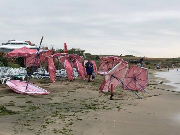 Силната буря удари плажа в Крайморие, начупи чадъри и шезлонги (СНИМКИ)