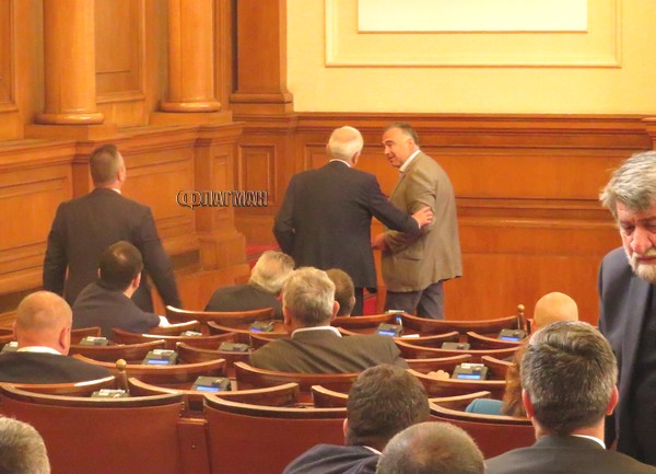Нов просташки скандал в парламента: Депутати се сдърпаха, разтърваха ги (снимки)
