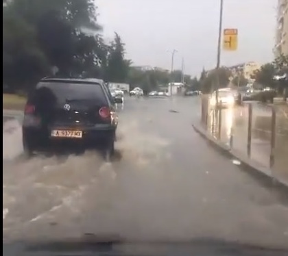 Вижте какво причини силният дъжд в бургаския ж. к. „Зорница“ (ВИДЕО)