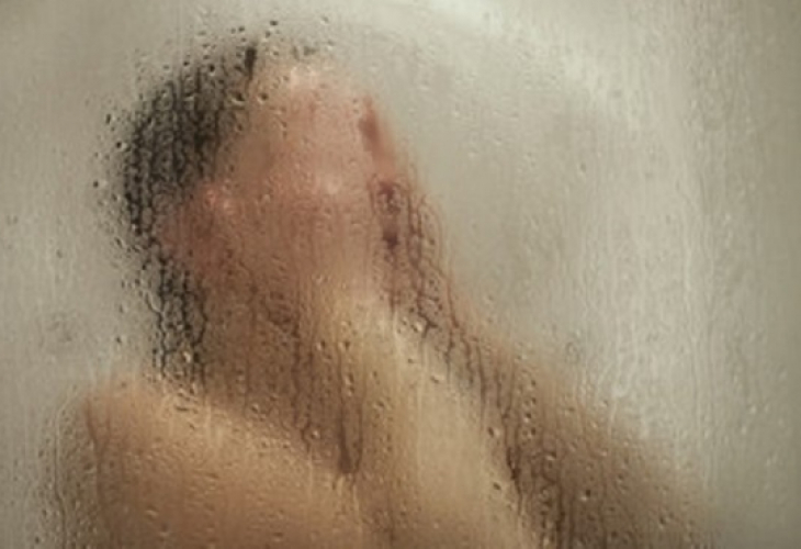 Потрес! Мъж сложи скрита камера в банята на 18-годишната си дъщеря