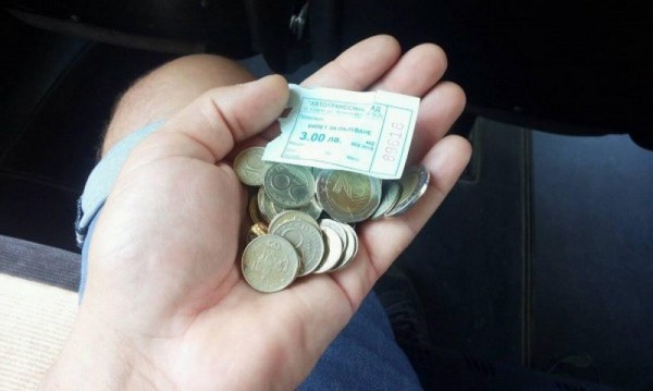 Пътник плати с 20 лева билетче, бясна кондукторка му върна 17 лева на монети