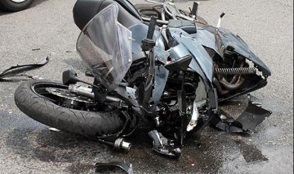 Млад мотоциклетист пострада тежко след зверски инцидент с микробус
