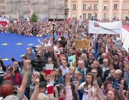 Хиляди поляци протестираха срещу правителството заради съдебните реформи