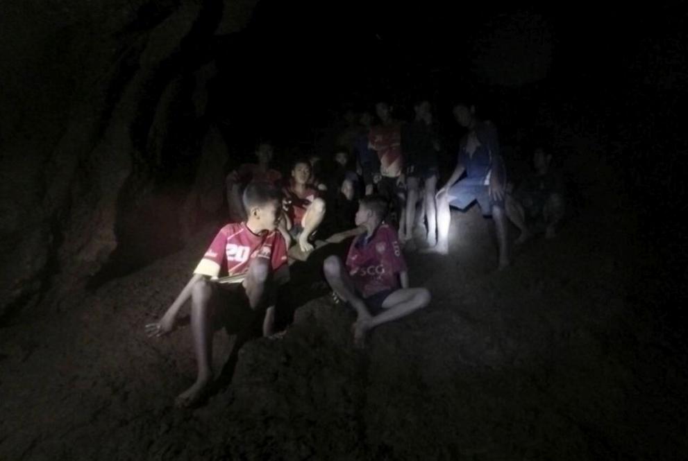 Чудо! Откриха живи момчетата, загубили се и прекарали 9 дни в пещера в Тайланд