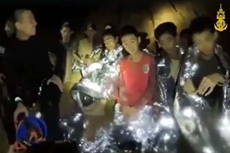 Първо видео от 12-те момчета в пещерата: Здрави сме!