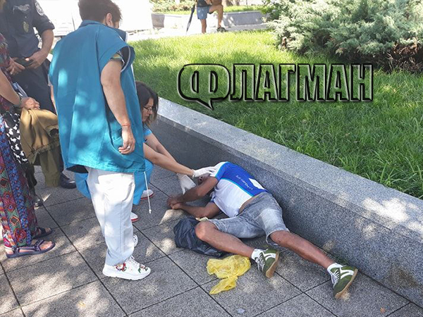 Извънредно! Мъж се строполи на земята в центъра на Бургас, пяна излиза от устата му (СНИМКИ)