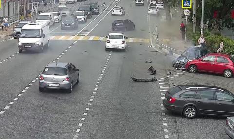 Кола се вряза в пешеходци