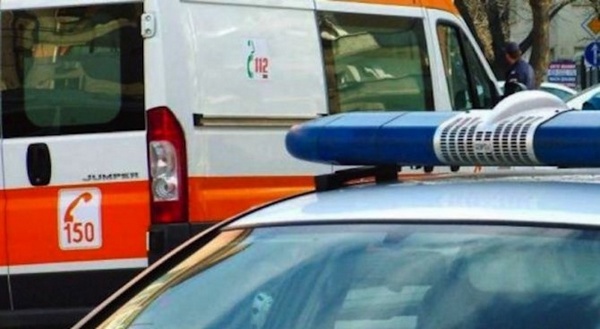 19-годишен шофьор се заби в дърво, рани три девойки
