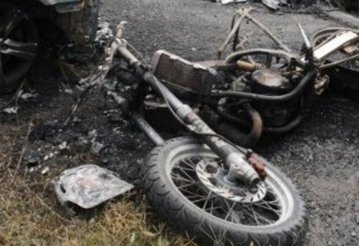 Труп на моторист лежи на пътя след жестока катастрофа