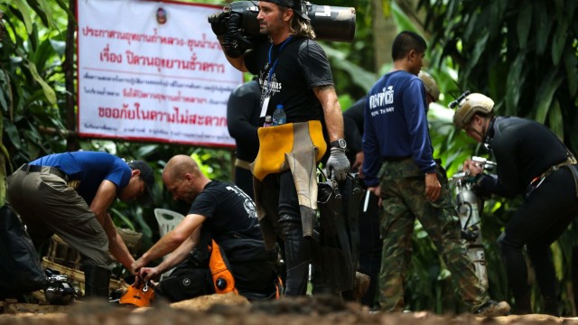 Драмата в Тайланд е жестока! Все още не може да започне извеждането на децата от пещерата
