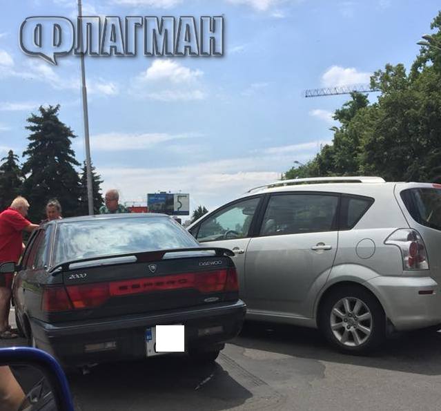 Два автомобила се чукнаха на колелото край Метро в Бургас, предизвикаха огромно задръстване
