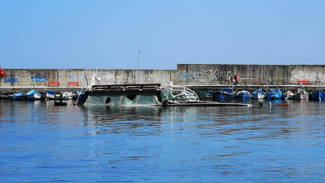 Инцидент с лодка: Около 70 л нафта се изляха до Южния плаж в Китен (СНИМКИ)