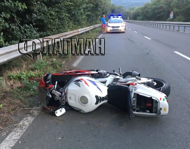 Извънредно! Моторист катастрофира зрелищно на пътя Созопол - Бургас (СНИМКИ)