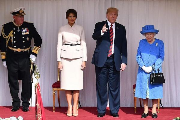 Мелания Тръмп очарова и с модния си избор за чай с кралицата (СНИМКИ)