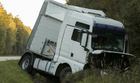 Един загинал и трима ранени при катастрофа, камион спукал гума и помел маршрутка