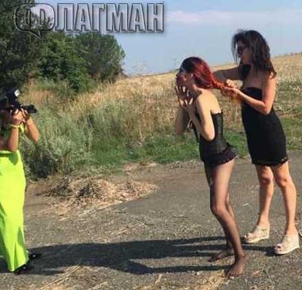 Шоу на входа на Бургас: Полуголи красавици си правят еротична фотосесия, майки-пуританки – потресени (снимки)