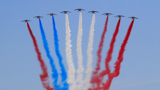 Франция отбеляза националния си празник с пищен военен парад (СНИМКИ)