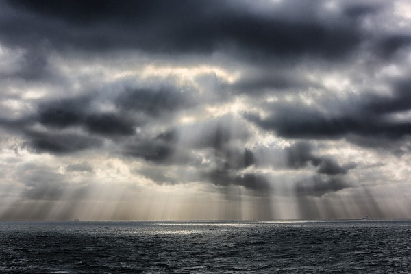 Синоптиците с лоша новина: след обяд ще вали гърми по морето
