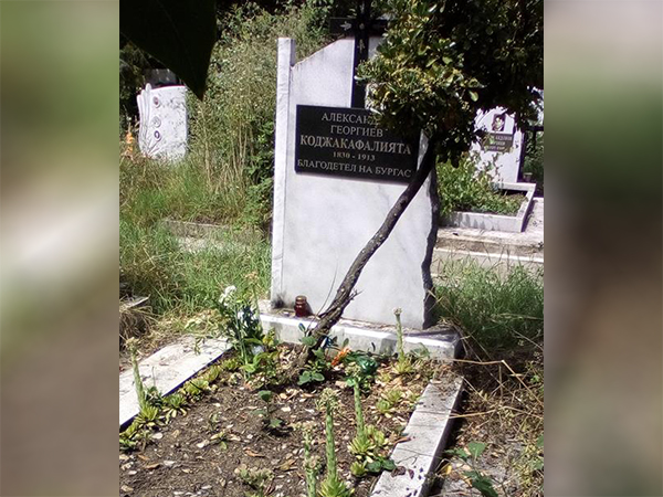 Срам! Гробът на Ал.Г. Коджакафалията – сякаш забравен от историята навръх 105-годишнината от смъртта на Бащата на Бургас