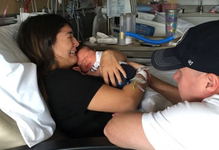 Трогателни СНИМКИ показват как майка вижда за пръв път бебето си след 7 дни борба за живот
