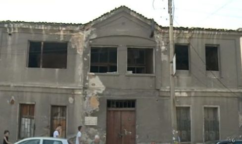 Руши се сградата на първото класно училище