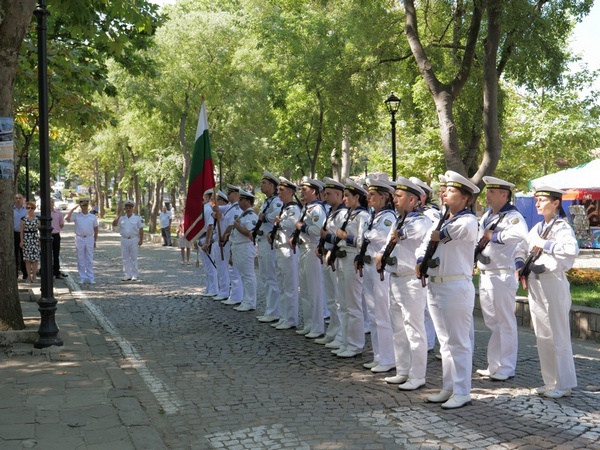 Военните моряци участваха в тържественото отбелязване  празника на град Созопол (СНИМКИ)