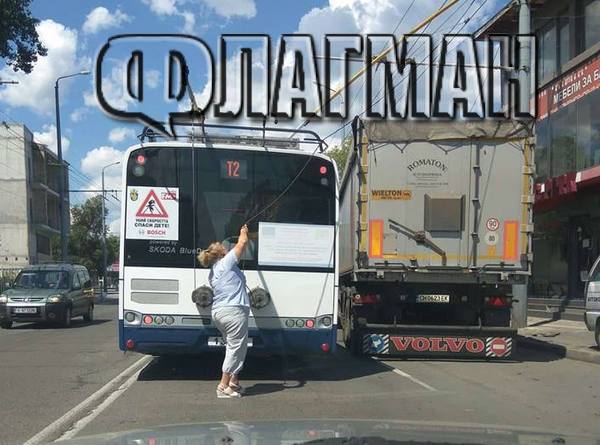 Зърновози образуваха задръстване на ул. „Индустриална“ в Бургас, градският транспорт остана блокиран