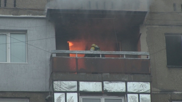 Евакуираха цял жилищен блок заради детска игра с огън