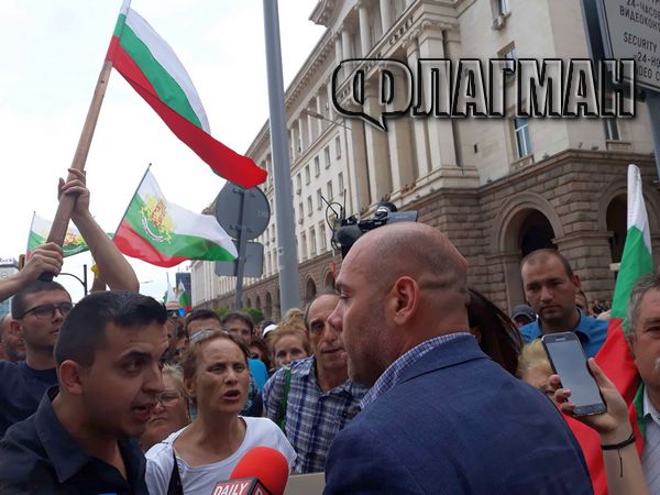 След оставките: Само странни субекти останаха на протеста, искат главата на премиера