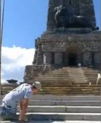 Пламен от „България търси талант“ покори Шипка на ръце