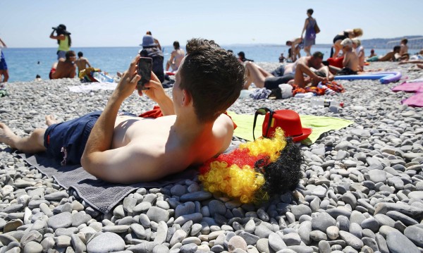 Белгийците излязоха на плаж... И взеха да си губят децата