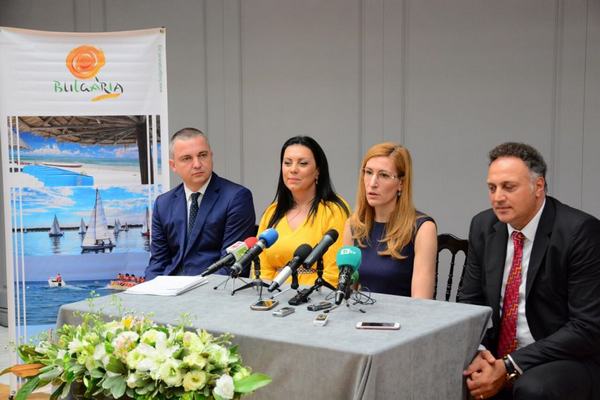 Николина Ангелкова: Очакваме чуждестранните туристи това лято да са повече от 5,5 млн.